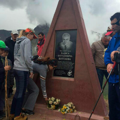 Вершина памяти. На вершине горы в Чегемском ущелье установлен обелиск заслуженному врачу КБР Хадису Боттаеву («Кабардино-Балкарская правда»)